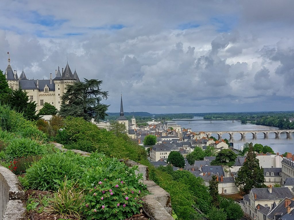 Blick auf Saumur und die Loire