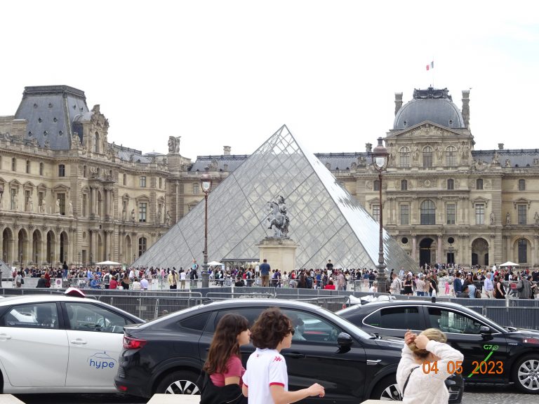 Menschenmassen am Louvre