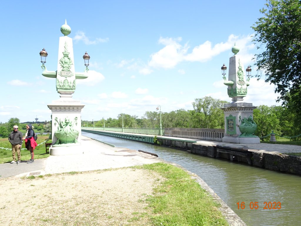 Einfahrt zur Kanalbrücke in Briare