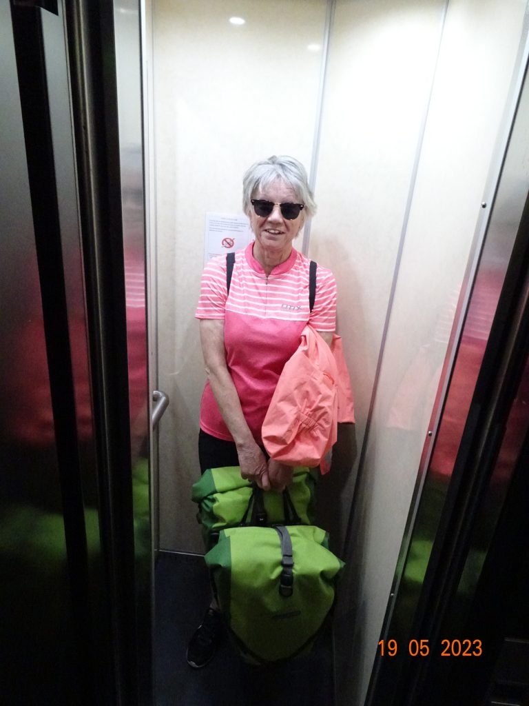 Eva allein im Aufzug: mehr passt auch nicht rein