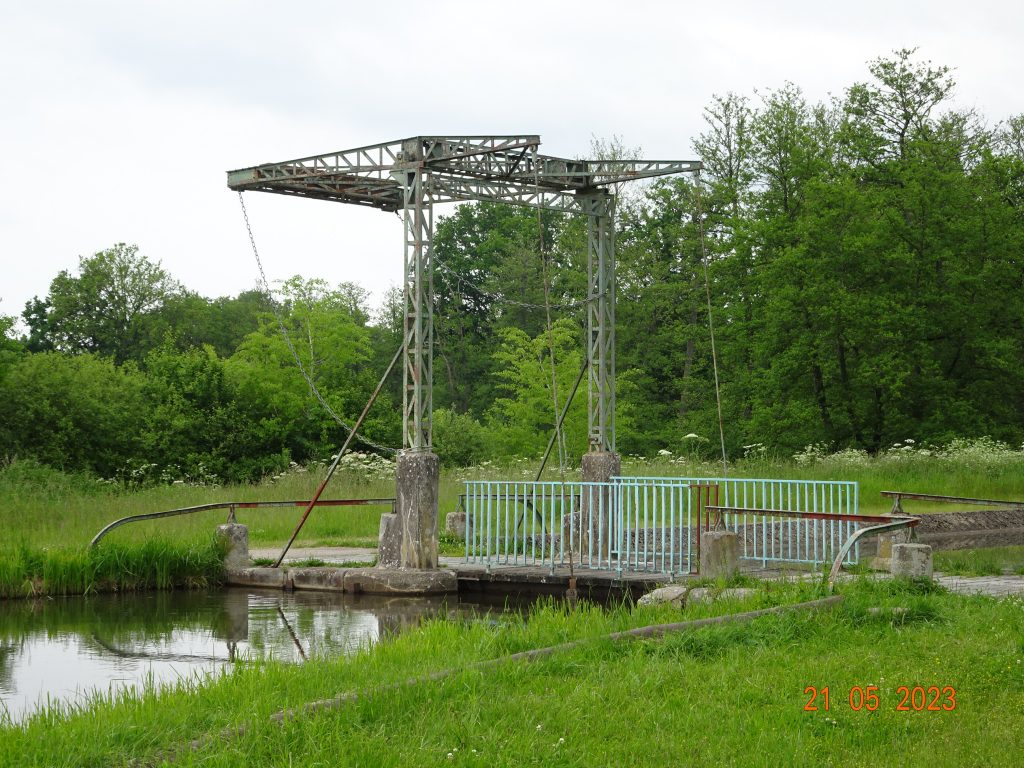 Alte Zugbrücke am Seitenarm des Canal