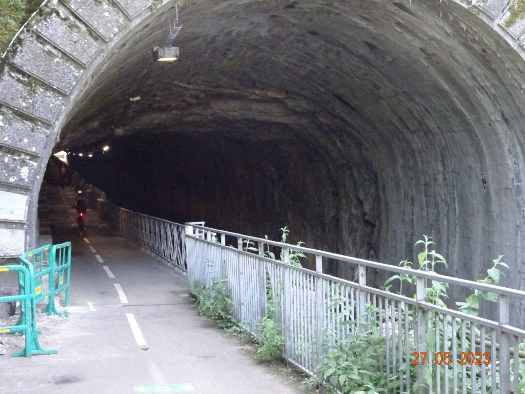 Im Stadtgebiet: Tunnel für Canal und Radfahrer und Fußgänger